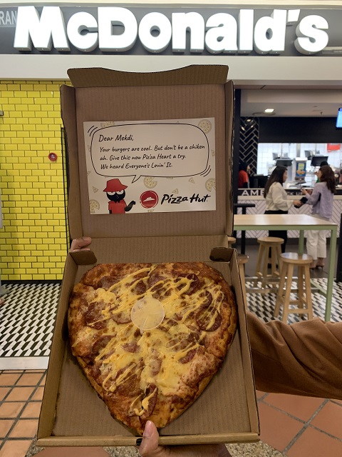pizza hut hantar nota cinta kepada pesaing