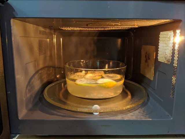 cara berkesan bersihkan microwave
